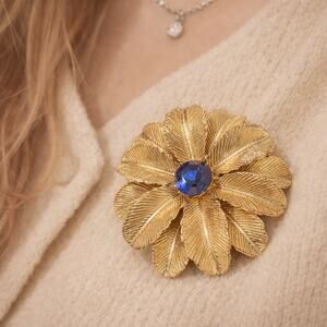 Vintage 1970s 2.5” Gold Tone Flower Floral Brooch Pin Blue Faux Sapphire Gem